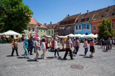 Sighisoara, Romanya: Romanya 'nın Transilvanya kentindeki Sighisoara kasabasının merkezinde bir grup turist