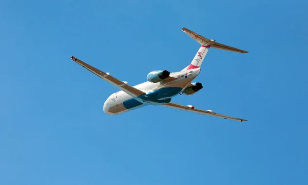 2014年8月19日奥地利航空公司Fokker F100型飞机在基希讷乌国际机场起飞 — 图库照片
