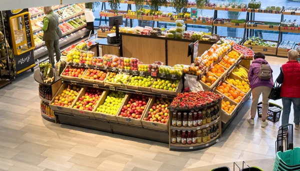 러시아 아나파 2022 슈퍼마켓 리스의 홀에서 야채와 과일을 판매하는 — 스톡 사진