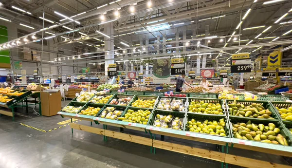 俄罗斯新罗西斯克 2022年5月29日 超级市场销售区蔬菜部门的陈列柜 俄罗斯的大Lenta商店 — 图库照片