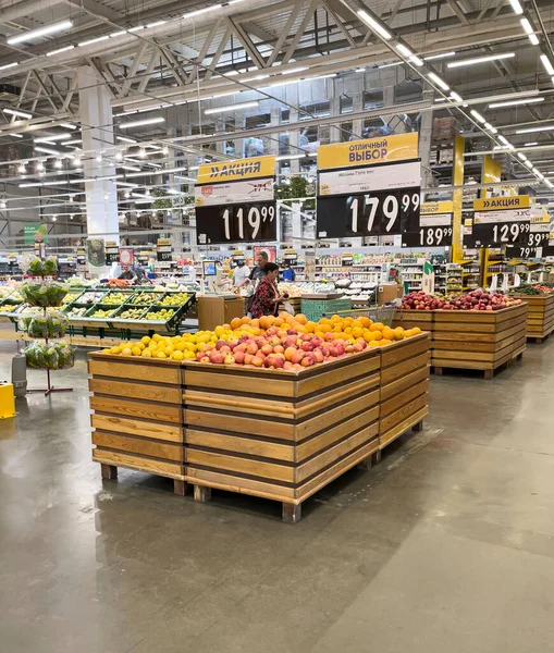 俄罗斯新罗西斯克 2022年5月29日 超级市场销售区蔬菜部门的陈列柜 俄罗斯的大Lenta商店 — 图库照片