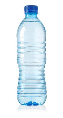 Su plastik şişesi kırpma yolu ile beyaz arkaplanda izole