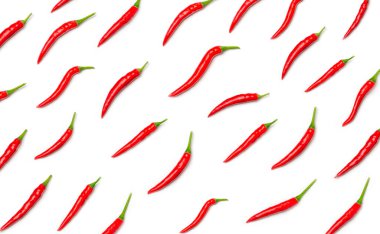 Beyaz arka planda izole edilmiş kırmızı kırmızı kırmızı biberler. Üst Manzara. Düz yatıyordu