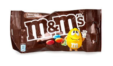 Anapa, RUSSIA - 10 Aralık 2022: M & Ms lezzetli cereyan yapıyor. Stüdyo görüntüsü, beyaz arkaplanda izole