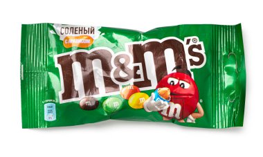 Anapa, RUSSIA - 10 Aralık 2022: M & Ms lezzetli cereyan yapıyor. Stüdyo görüntüsü, beyaz arkaplanda izole  