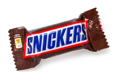 Anapa, Rusya Aralık 2022: Mini Snickers çikolatası beyaz arkaplanda, kırpma yolu olan paket