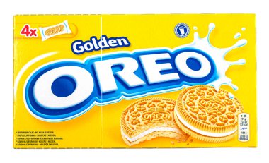 Anapa, Rusya - 10 Aralık 2022 Oreo altın çıtır kurabiye kutusu. Oreo markası, Mondelez International adlı Amerikan şirketine ait.