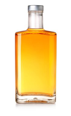 Kırpma yolu olan beyaz arkaplanda izole edilmiş viski şişesi