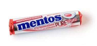 Anapa, Rusya - 11 Şubat 2023. Mentos Chevy Nane Şekeri, naneli taze naneli sakız, keyifli bir çiğneme sağlar. Mentos, Perfetti Van Melle şirketi tarafından üretilmektedir..