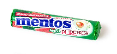 Anapa, Rusya - 11 Şubat 2023. Mentos Chevy Nane Şekeri, naneli taze naneli sakız, keyifli bir çiğneme sağlar. Mentos, Perfetti Van Melle şirketi tarafından üretilmektedir..