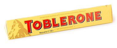 Anapa, Rusya, Şubat 01, 2023: Toblerone İsviçre sütlü çikolatalar ve İsviçre bademli fındıklı beyaz arka planda.