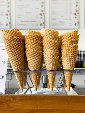 Gözleme külah dondurma dondurma bir kafede ile doldurulması için hazır için yığın restoran. Bir kafe, bir pasta dükkanı, bir restoran, vitrin .