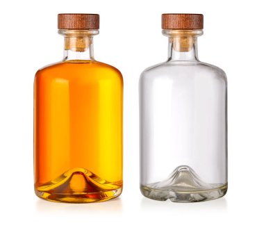 Dolu bir şişe viski ve beyaz bir arka planda izole edilmiş boş. 