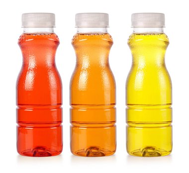 Beyaz üzerine izole edilmiş elma suyu plastik şişe ön görünümü 