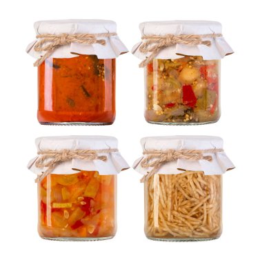 Kavanozlar dolusu sebze turşusu. Terbiye edilmiş yemek. Beyaz arkaplanda izole