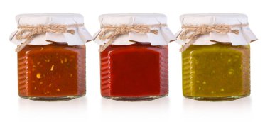 Beyaz arka planda izole edilmiş cam şişelerdeki çeşitli barbekü sosları.