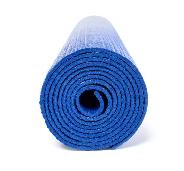 Biri spor ve pilates için mavi yoga minderini beyaz arka planda kırpma yolu ile izole edilmiş bir şekilde katla.