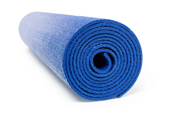 一个卷起蓝色瑜伽垫的健身和普拉提 在白色的背景上 与裁剪路径隔离 — 图库照片