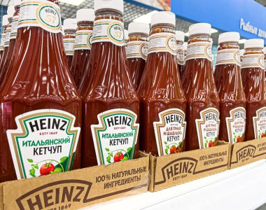 Anapa, Rusya, 23 Mart 2023: Heinz Domates Ketçapı, seçici odaklanma