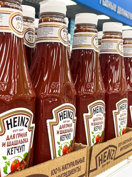 Anapa, Rusya, 23 Mart 2023: Heinz Domates Ketçapı, seçici odaklanma