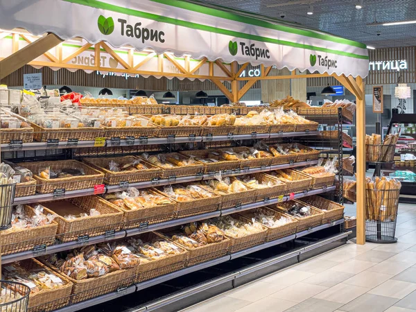 Anapa Rusya Mart 2023 Tabris Mağazasındaki Raflarda Çeşitli Pasta Ekmek — Stok fotoğraf