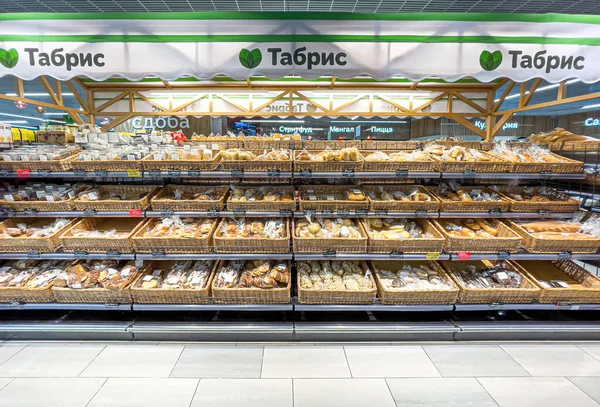 2023年3月23日 俄罗斯安纳帕 塔布里斯商店架子架上陈列的各类蛋糕 面包和面包 — 图库照片