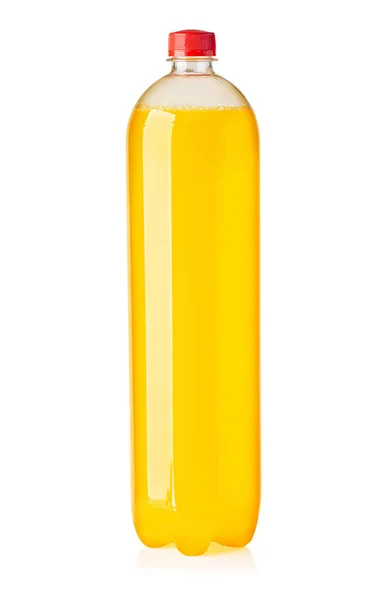 玻璃瓶中的橙汁汽水或软饮料 与白色背景隔离 有切碎路径 — 图库照片