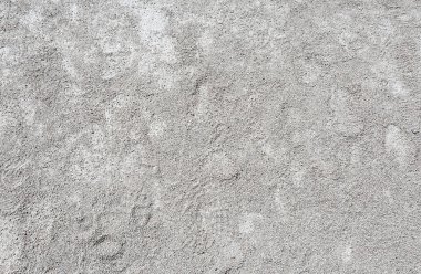 Kirli zeminde küçük çakıl taşlarıyla yüzey dokusunun ayrıntıları.