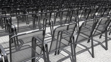 Etkinlik alanı arka planında sandalyeler yan yana dizildi