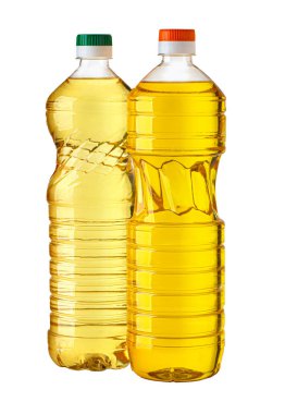 Beyaz arka planda izole edilmiş iki plastik yağ şişesi.