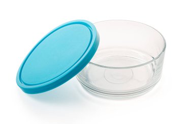 Plastik kapaklı cam yemek kabı beyaz arka planda izole edilmiş. Depolama konteynırı. Yüksek çözünürlüklü fotoğraf..