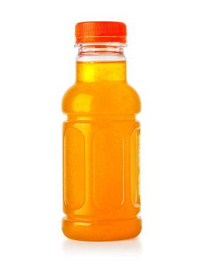 Kırmızı kapaklı plastik şişe beyaz arka planda kırpma yolu ile izole edilmiş.