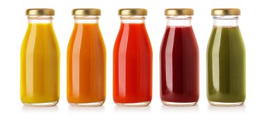 Beyaz arka planda izole edilmiş meyve suyu şişeleri