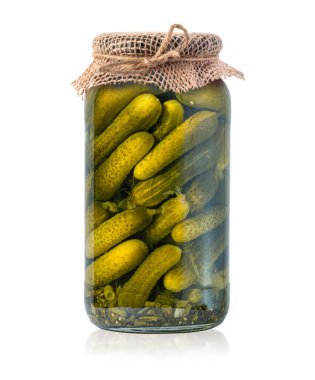 Beyaz arka planda izole edilmiş cam konserve salatalık konservesi