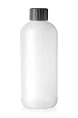 Beyaz arka planda siyah kapaklı beyaz bir şişe.