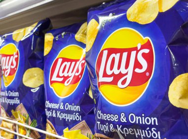 Pafos, Kıbrıs, 26 Haziran 2023: Perakende mağazalarında üst düzey FMCG markalarının renkli ambalajları. Bu markalar bazı büyük şirketlerin raflarını süslüyor.