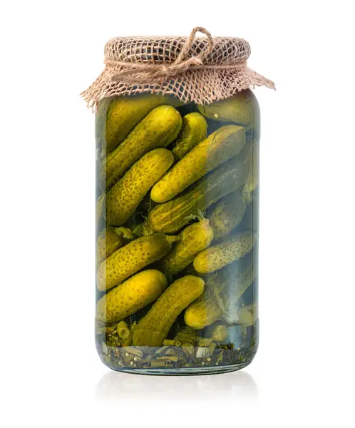 Beyaz arka planda izole edilmiş cam konserve salatalık konservesi