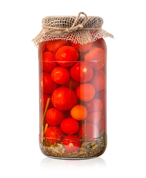 Beyaz arkaplanda izole edilmiş konserve domates konservesi.