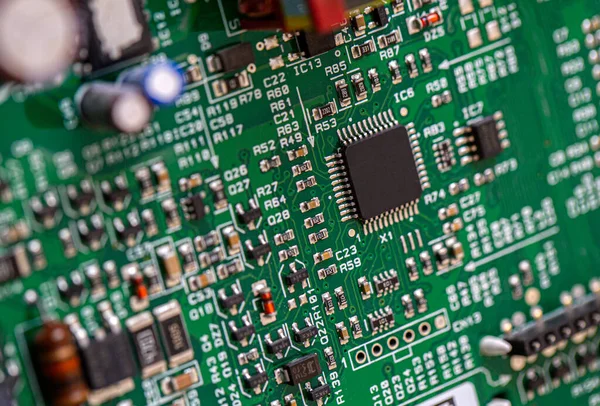 Elektronik devre kartının işlemcili yakın plan görüntüsü