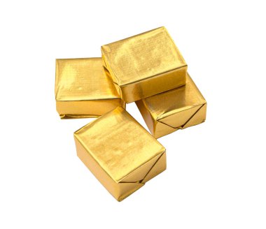 altın ambalaj paketi beyaz arkaplanda izole edildi