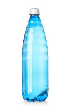 Mavi plastik su şişesi beyaz arka planda izole edilmiş ve kırpma yolu var. Paketin bir düzeni