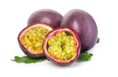 Çarkıfelek meyvesi beyaz arka planda kırpma yolu ile yaprak