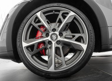 Vilnius, Lituania, 20 Temmuz 2023: Porsche Taycan, Kırmızı Fren kalibreleri