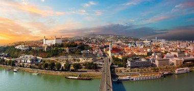 Bratislava, Slovakya 20 Temmuz 2023: Gözlem güvertesinden bakıldığı üzere Şato ve Eski Şehir ile Panoramik Manzara