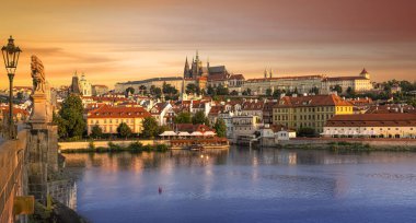 Prag 'ın eski bir kasabası. Ufukta St. Vitus Katedrali olan Vltava Nehri üzerinde Çek Cumhuriyeti. Güzel bir sabah ışığı. Prag 'ın panoramik görünümü.