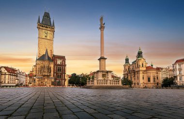 PRAG, CZECH Cumhuriyet - 22 Temmuz 2023 - Eski Şehir Meydanı. Prag Astronomik Saat Kulesi. Çek Cumhuriyeti. Prag 'da. Kimse yok.