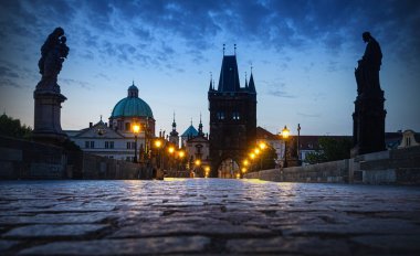 Prag 'ın eski kenti ve Çek Cumhuriyeti' nin Charles Bridge 'i manzaralı.