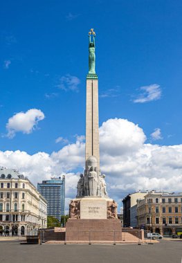 Riga, Letonya 28 Temmuz 2023: Riga, Letonya 'daki Özgürlük Anıtı. Riga, Letonya 'nın başkenti ve en büyük şehridir.