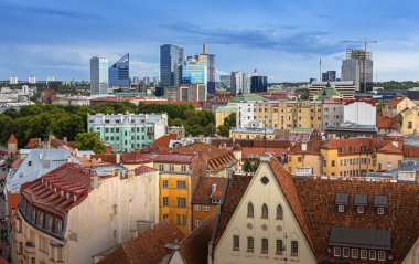 Tallinn, Estonya, 02 Ağustos 2023: Tallinn 'in eski ve yeni Tallinn' in bir parçası olan havadan panoramik manzarası. Tallinn, Estonya