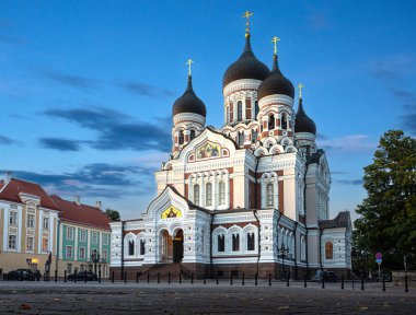 Tallinn, Estonya, 02 Ağustos 2023: Alexander Nevsky Katedrali Eski Şehir akşamında gün batımında çekildi. Tallinn, Estonya Kuzey Seyahat Konsepti